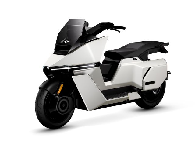 Review Omoway OMO X, Motor Listrik Futuristik dengan Fitur Autopilot dan Suspensi Premium